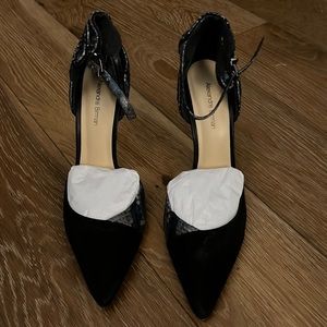 Alexandre Birman embossed navy suede heel!